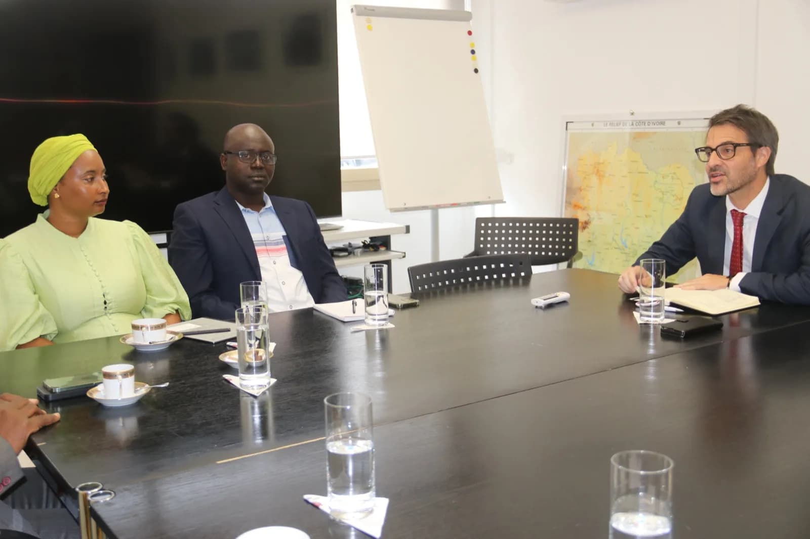 Visite de courtoisie du Directeur Général du CSRS à l’Ambassadeur de Suisse en Côte d’Ivoire