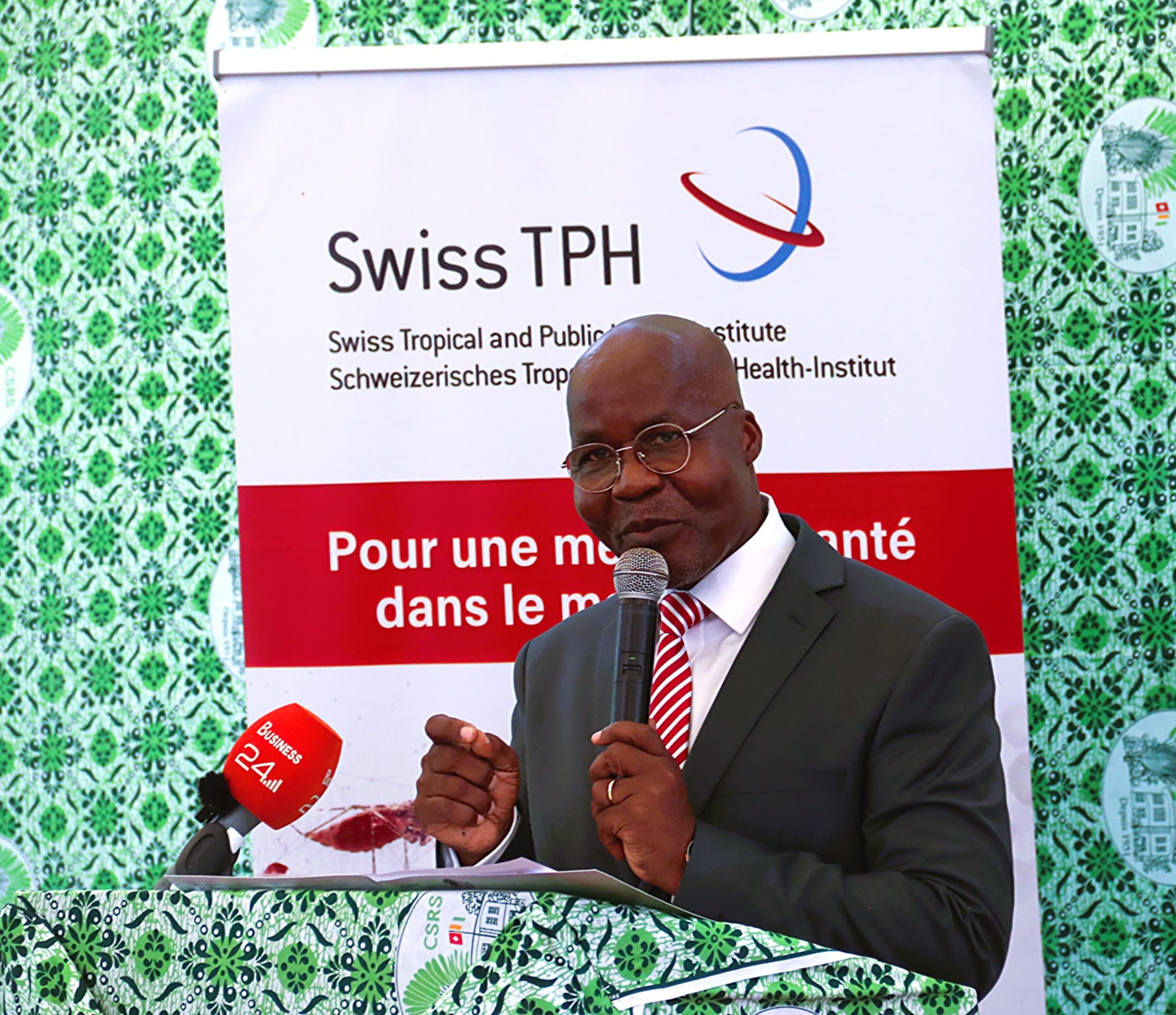 Portrait of Professor Jeremie Zoueu during a speech.