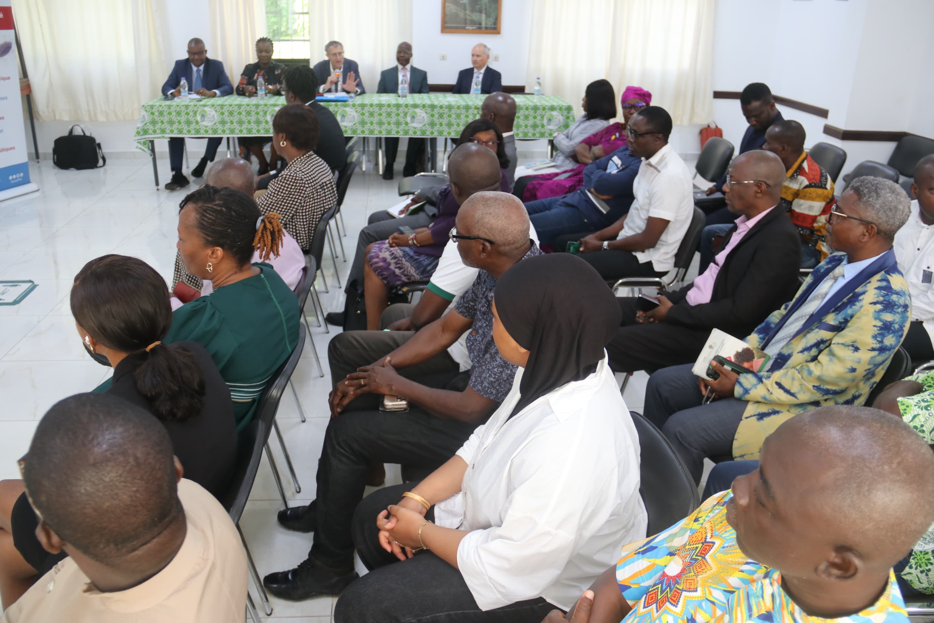 Rencontre entre employes chercheurs et membres du Conseil d'Administration.