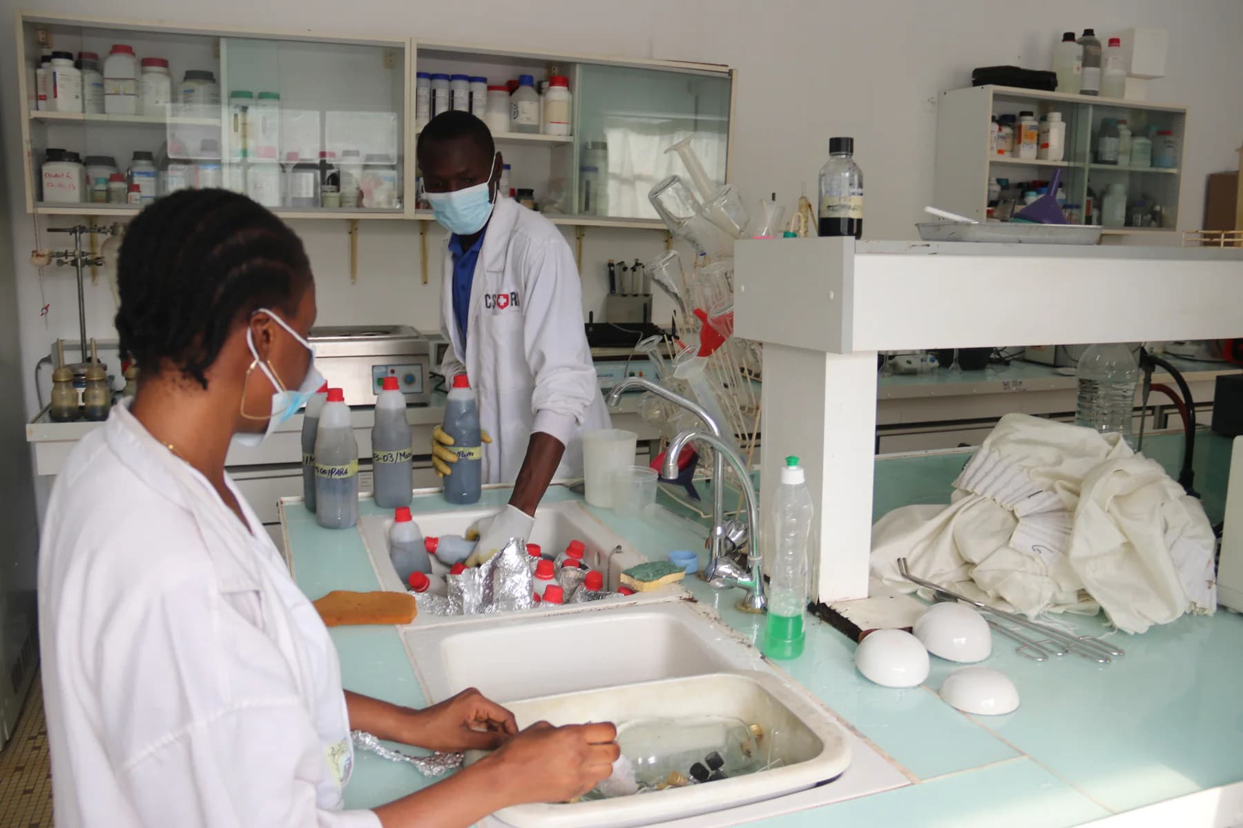 Étudiants réalisant des manipulations dans un laboratoire du CSRS